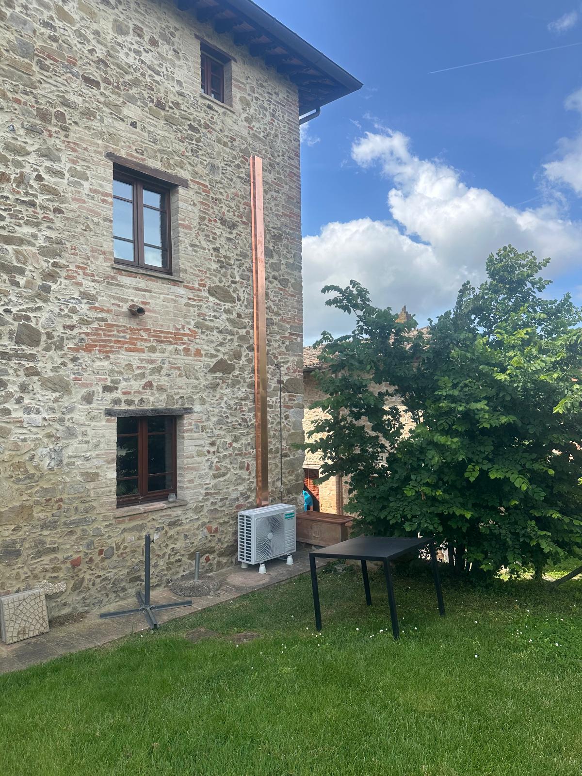 Unità esterna installata su un edificio in pietra