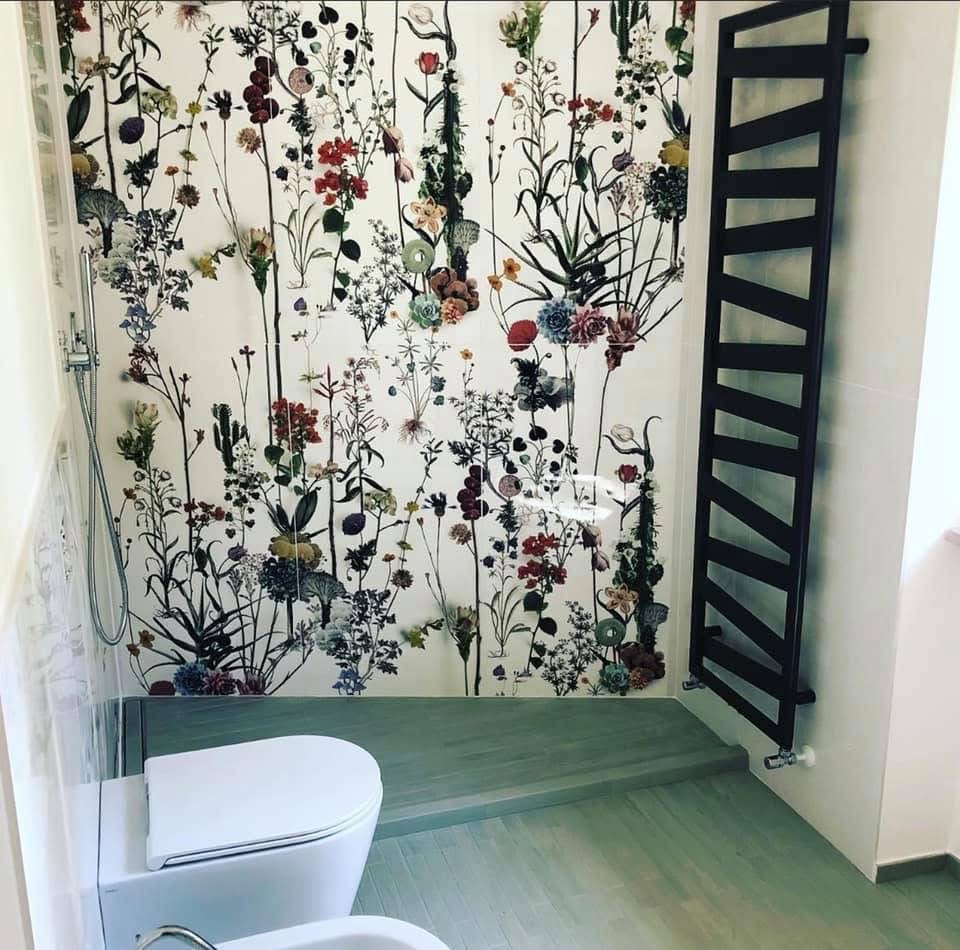 Bagno con doccia e termoarredo completato