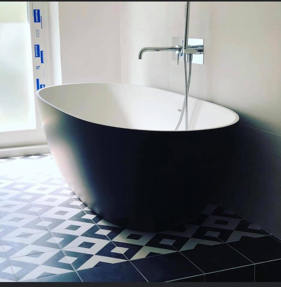 Vasca e rivestimenti di un bagno completato