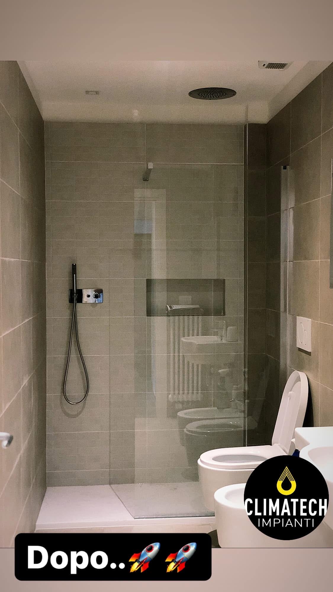 Bagno completato con doccia e sanitari